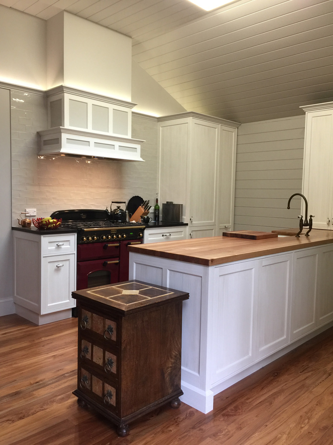 igd-portfolio-image ingrid geldof Heritage Home Honey ensuite, wardrobe and kitchen design